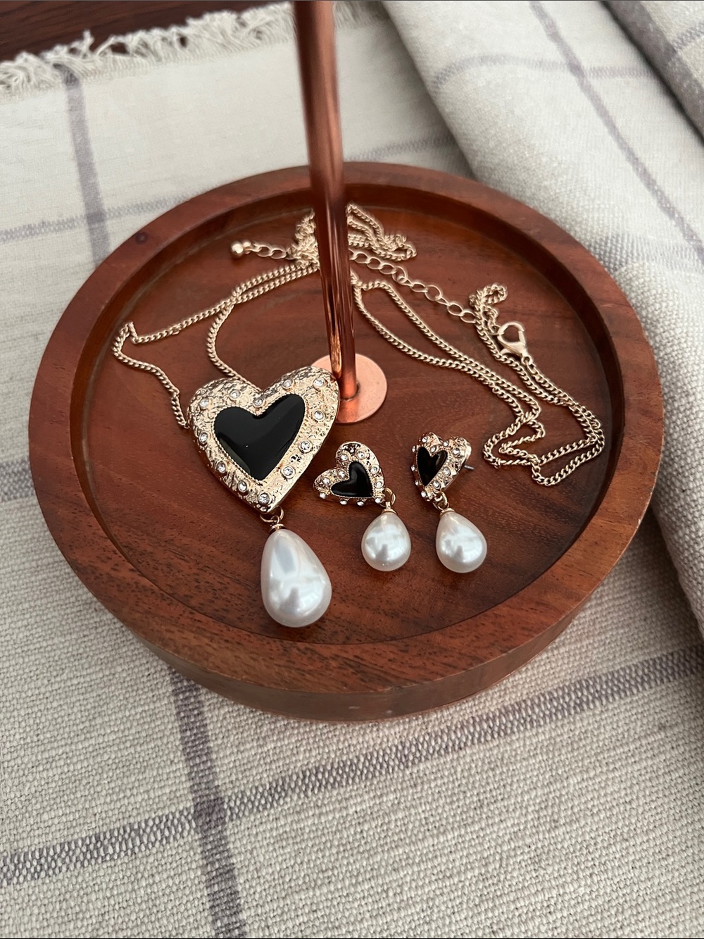 Elegant Gold Heart Necklace and Earrings Set with Black Enamel and Pearl Drops